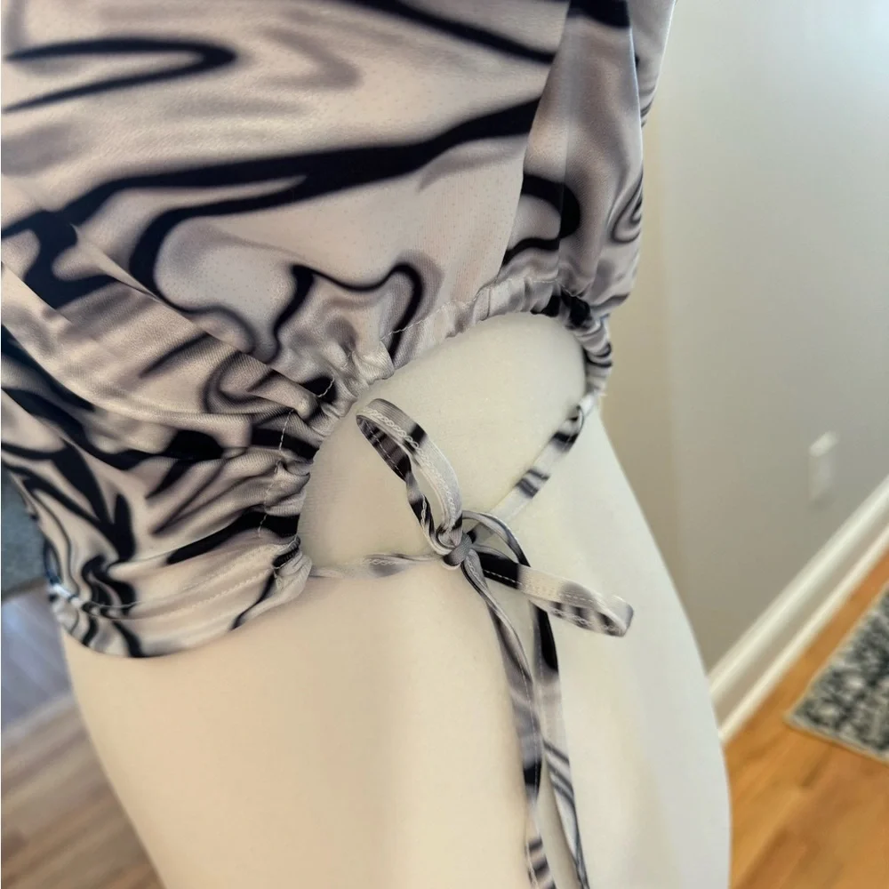 SHEIN Black/Gray Abstract Crop Top - Picture 5 of 8